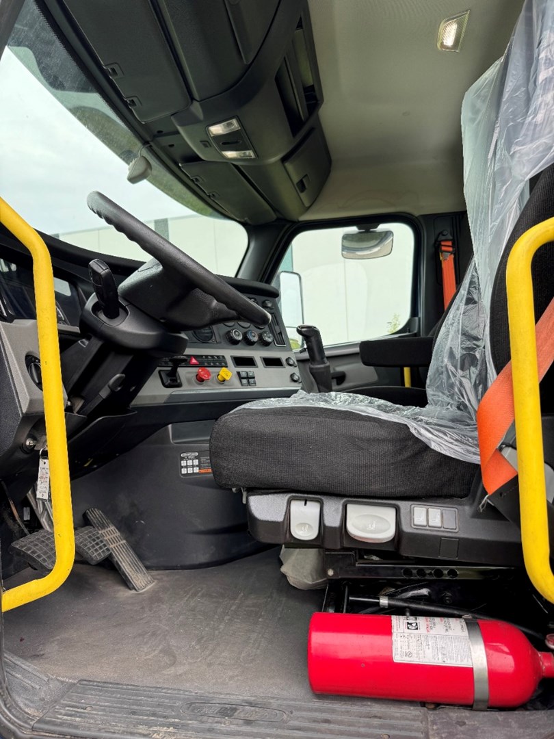 2019 FREIGHTLINER CASCADIA 113 - USED TRUCKS DAY CAB - image 12